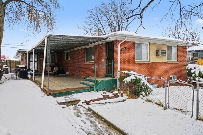 Building Photo - Front Unit - Duplex - 4bed 2bath - Finished Basement!