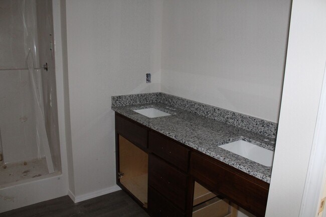 Building Photo - Great spacious home in Strafford