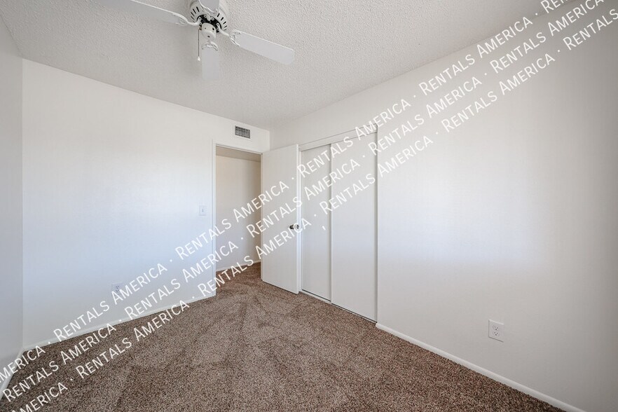 Building Photo - 6913 W Solano Dr N