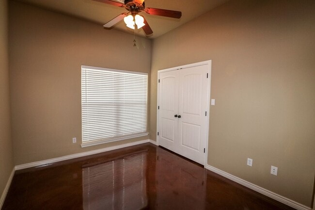 Building Photo - 4 Bedroom Single Family Home:  Move in Special: 3 weeks free with approved application by Decembe...