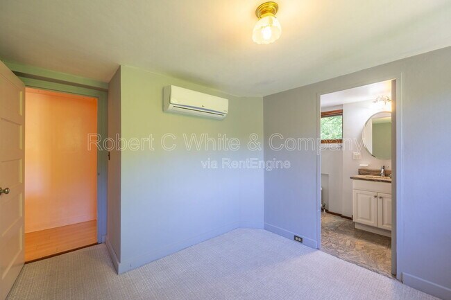 Building Photo - 205 Jinny Hill Rd