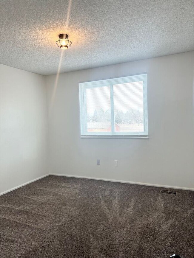 Building Photo - Beautifully Updated Modern Farmhouse 3 bed...