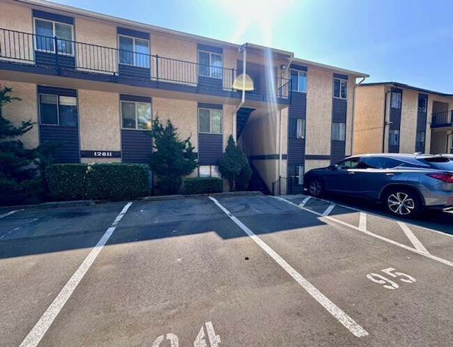 Building Photo - 2 bedroom condo with Washer/Dryer