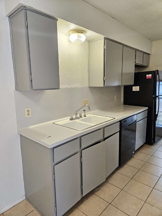 Building Photo - 2 bed/1 bath duplex with flex room- 2 WEEK...