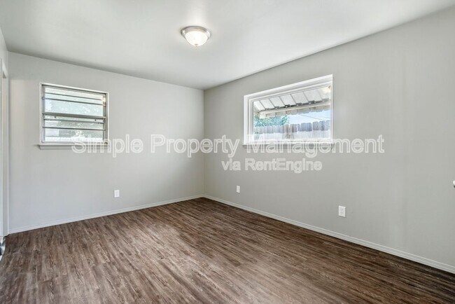 Building Photo - 3221 Beechwood Dr