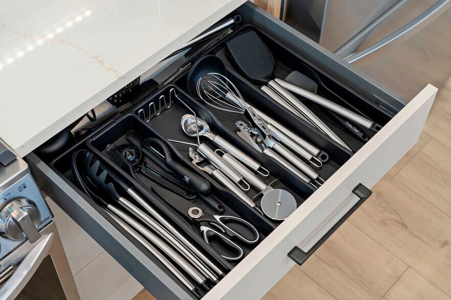 Building Photo - 801 S Western Ave