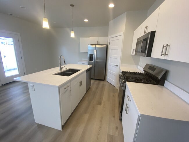 Building Photo - 4138 Baywood Dr