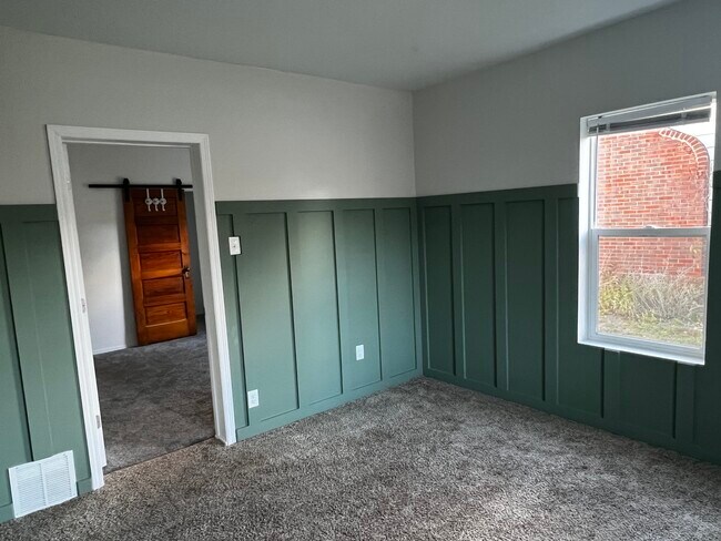 Building Photo - 313 Victoria Ave