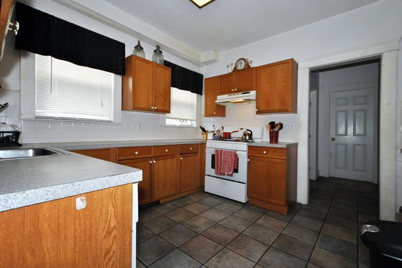 Building Photo - 144 Brooks St