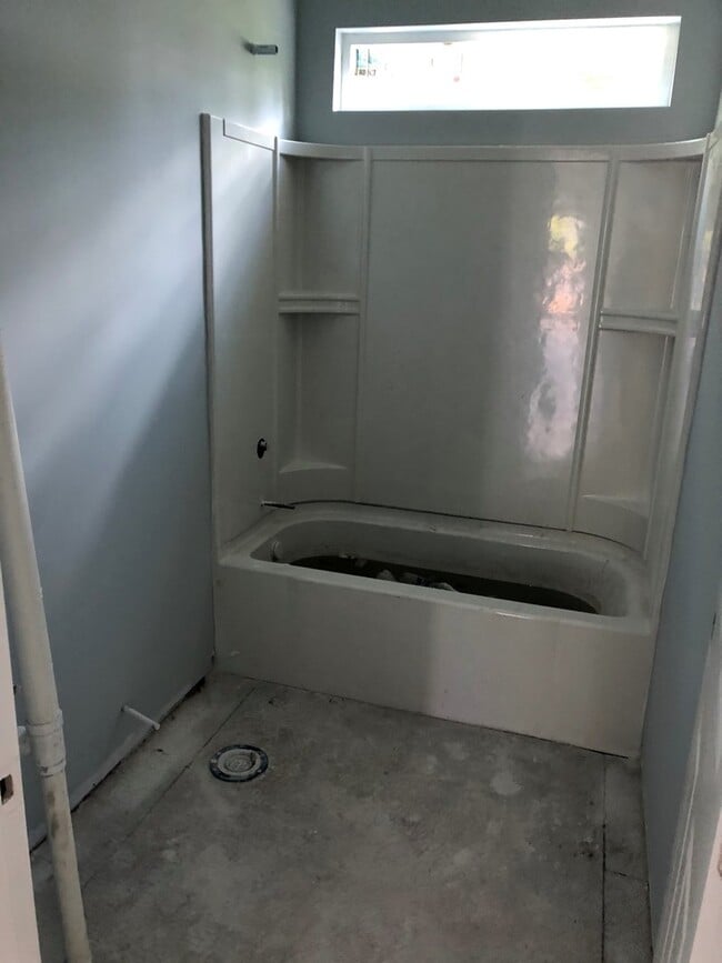 Building Photo - Fully Renovated Single Family Home