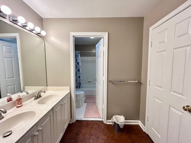 Building Photo - 5 Milestone Manor Ct