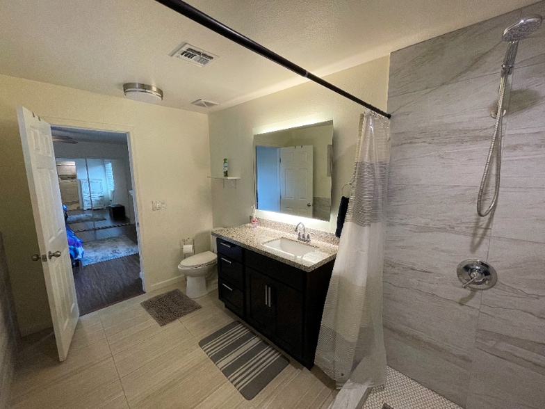 Building Photo - 3733 E Poinsettia Dr