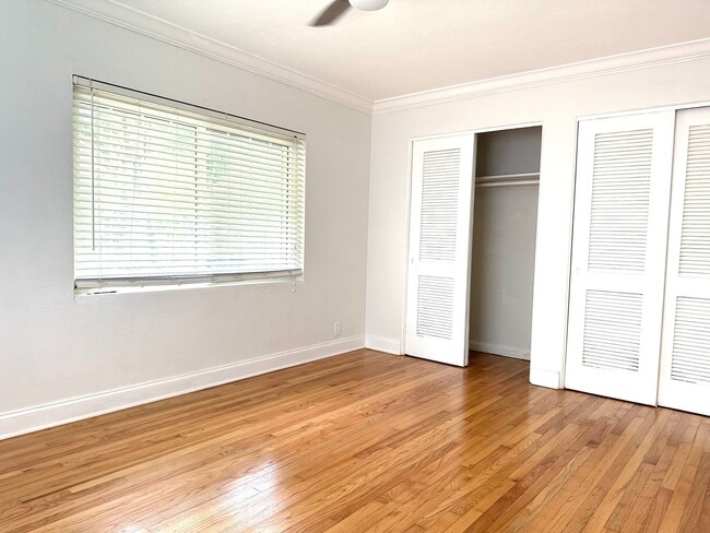 Building Photo - Great 4 Bedroom Mid-Century Home on 1/4 Ac...