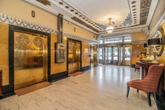 Building Photo - Texas & Pacific (T&P) Loft with stunning downtown views!