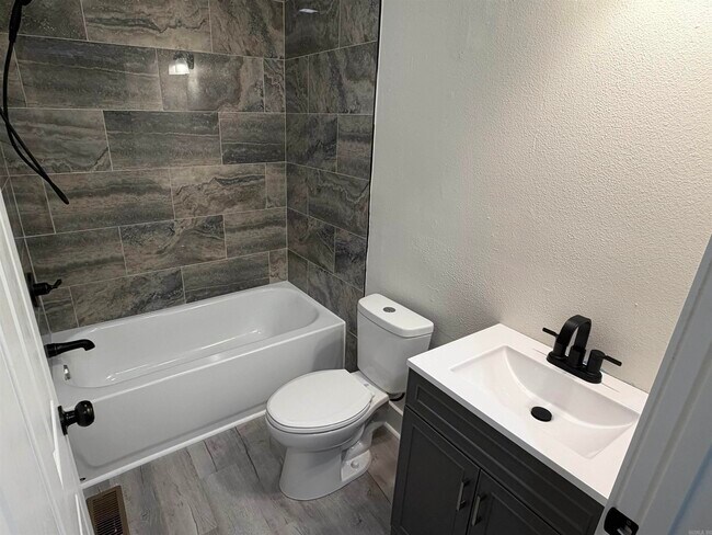 Building Photo - 809 Palmer Ave