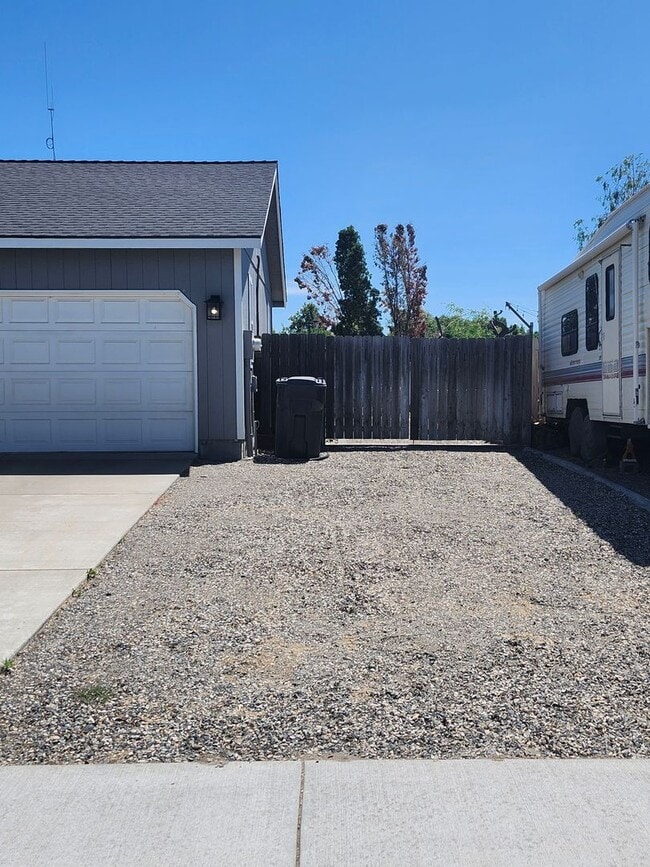 Building Photo - Beautiful Pasco Home w/Peaceful Backyard