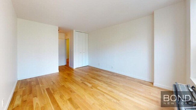 Building Photo - 247 W 87th St