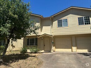 Building Photo - Freshly updated 3 bedroom 2 bathroom duple...