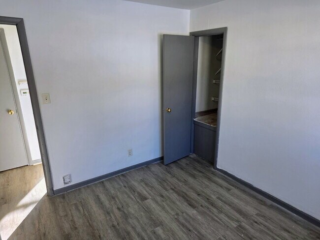 Building Photo - 6813 Urbandale Ave