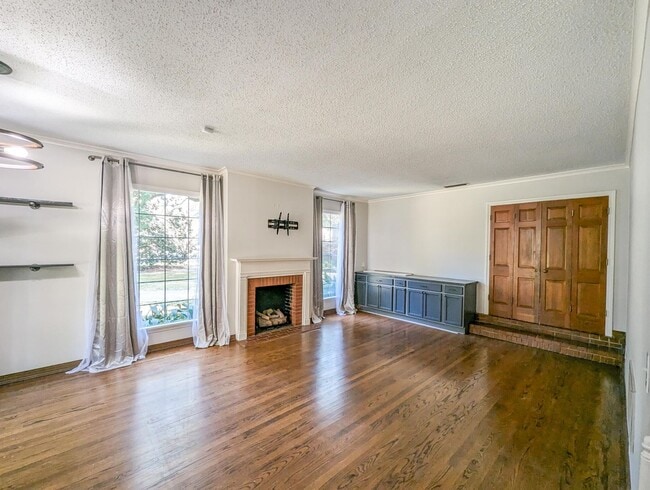 Building Photo - Spacious 4/3 bathroom Home