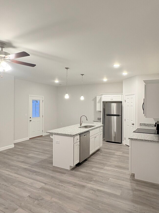 Building Photo - 870 Rodeo Ln