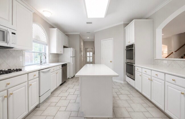 Building Photo - 1303 Red Oak Ct