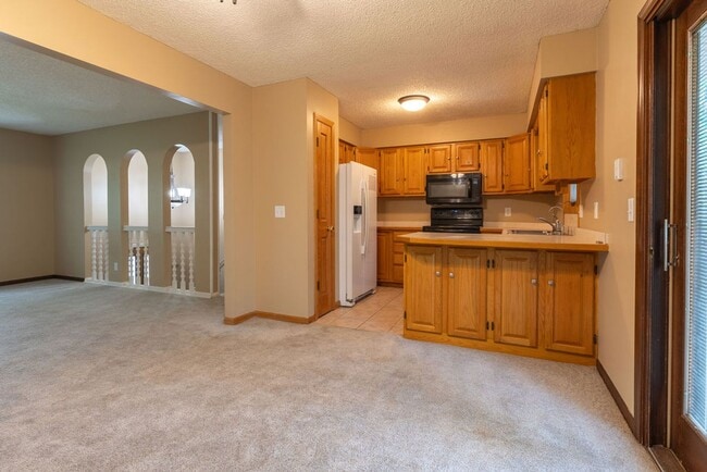 Building Photo - 6012 Fleetwood Dr