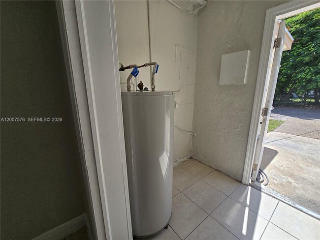 Building Photo - 2348 NW 15th St