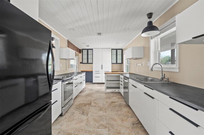 Building Photo - 33 Valley View Dr