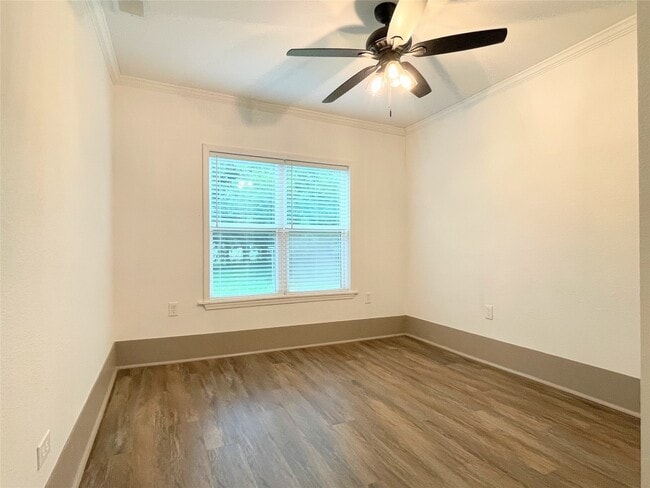 Building Photo - 210 Crescent Dr