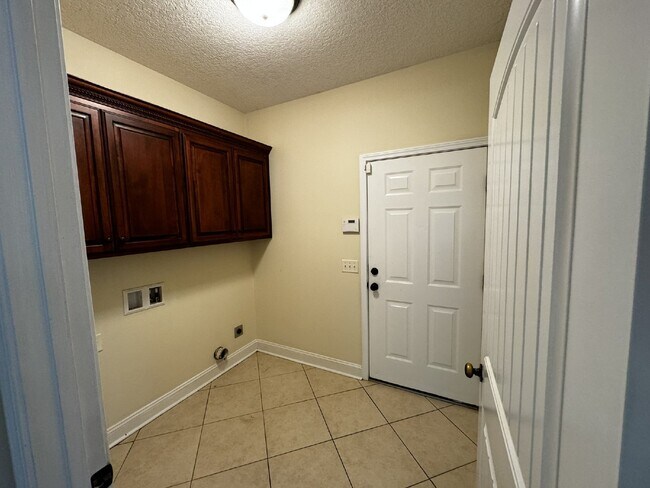 Building Photo - House for Rent