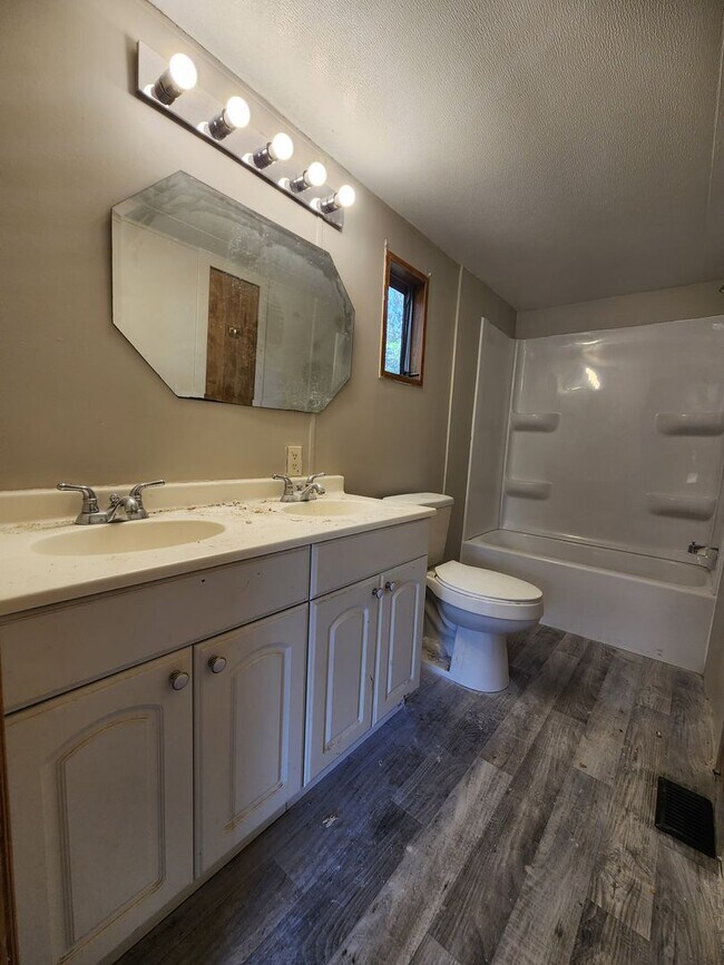 Building Photo - 3 bed, 2 bath on 1/3 Acre of FENCED land.