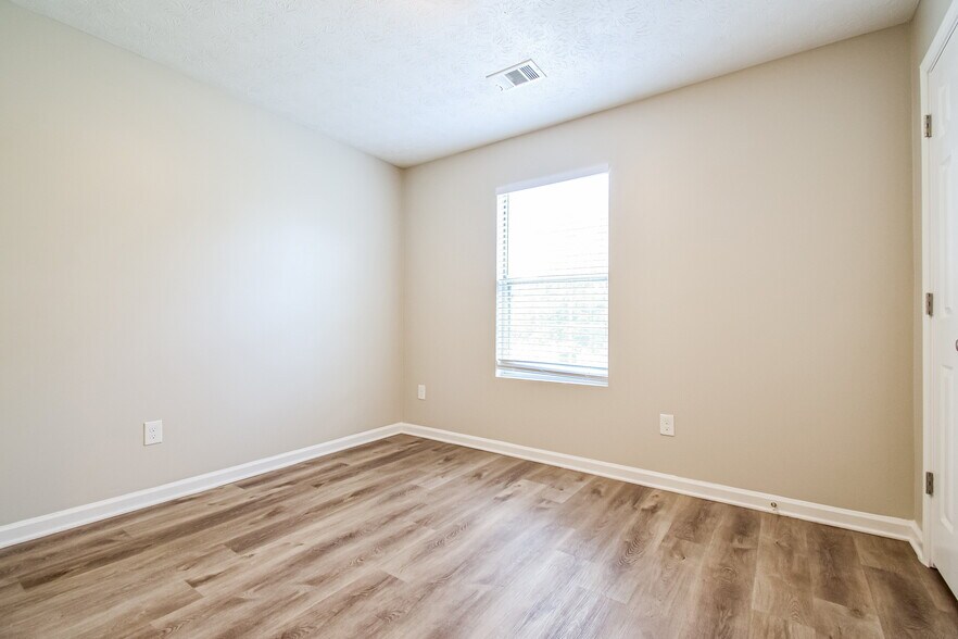 Building Photo - 6149 Raleigh Oaks Ct