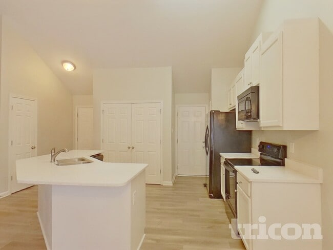 Building Photo - 1585 Kingston Dr