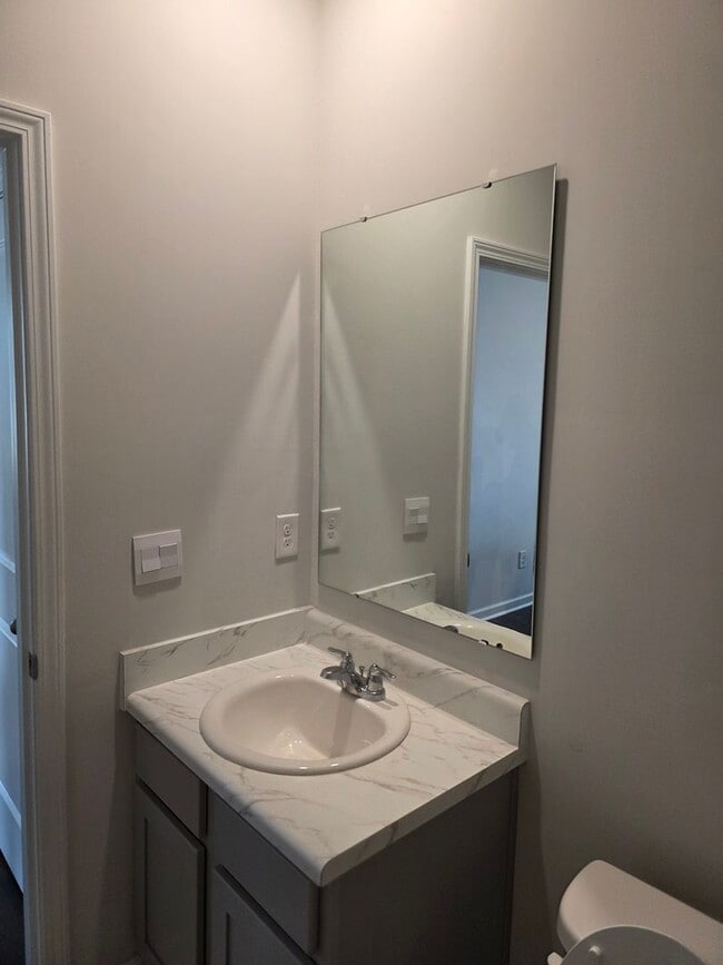 Building Photo - 5 BEDROOMS