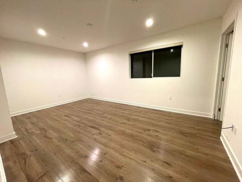 Building Photo - 6143 Fountain Ave