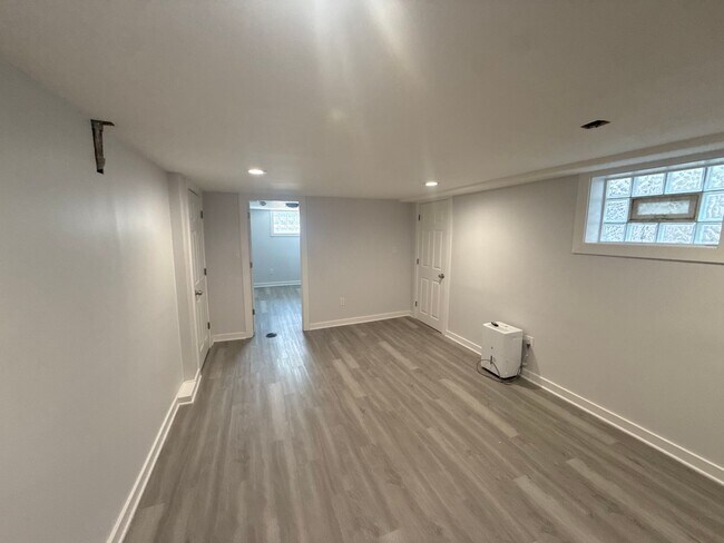 Building Photo - Available Now - Single Family House 5 Bedroom 2 Bath located in Roseland Area