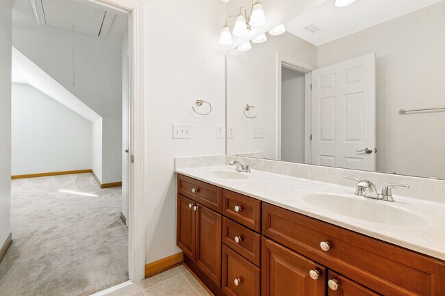 Building Photo - Exceptional 5-Bedroom Residence in the Hea...