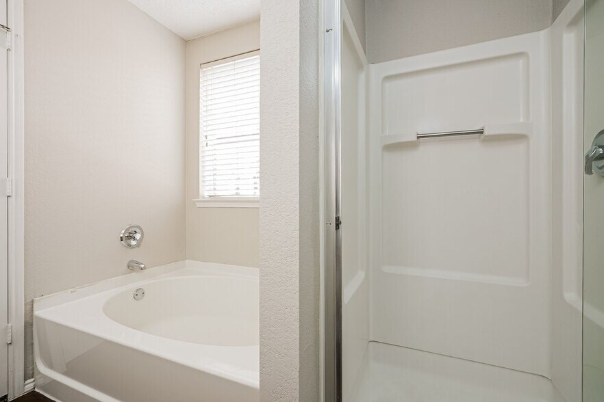 Building Photo - 1415 Heather Ridge Dr