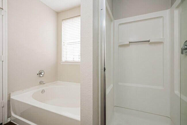 Building Photo - 1415 Heather Ridge Dr