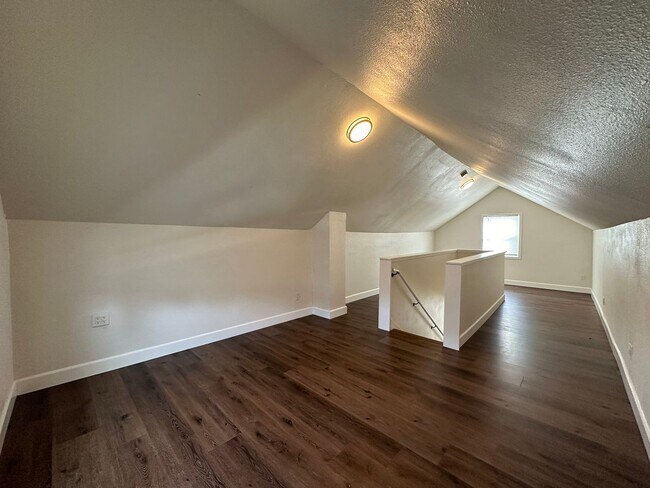 Building Photo - 2 Bedroom with Upstairs Loft