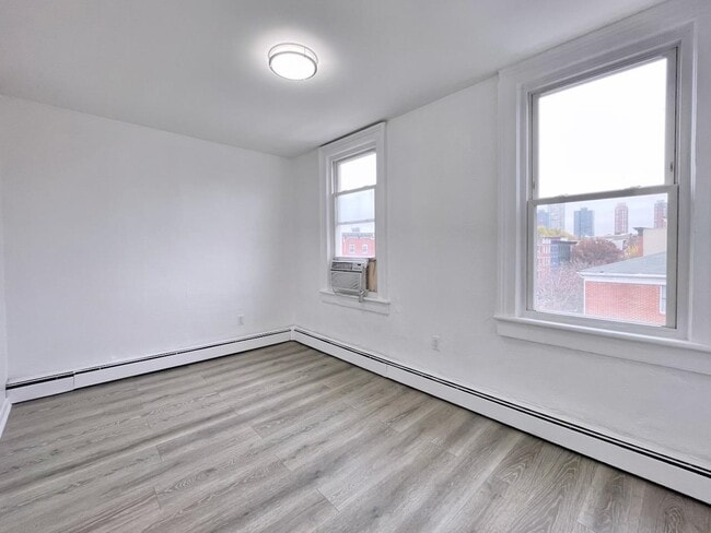 Building Photo - 389 Monmouth St