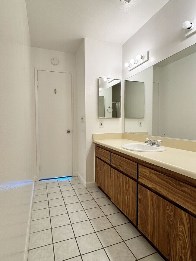 Building Photo - RENT SPECIAL!! $500 OFF SECOND MONTH RENT - Spacious 3 Bedroom 2 Bath Condo in Hawaiian Gardens