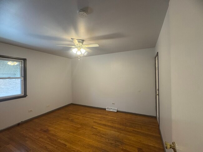Building Photo - 27 W 155th Pl