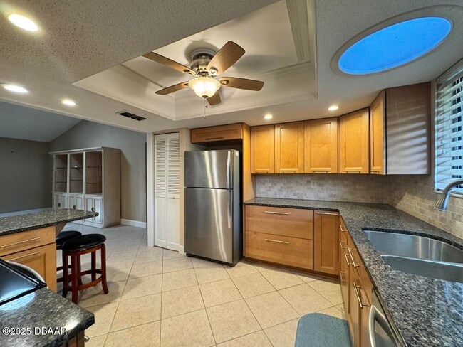 Building Photo - 653 Pelican Bay Dr