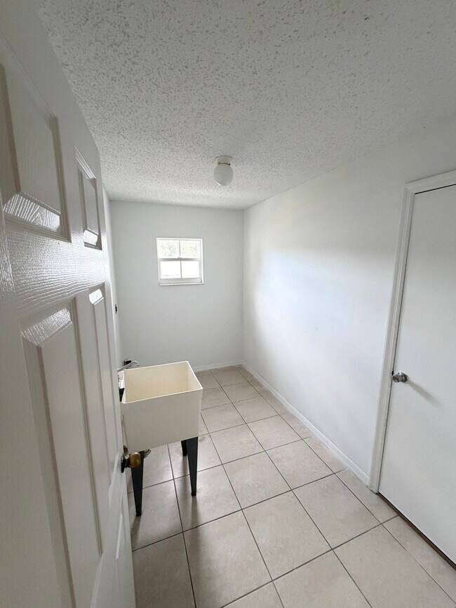 Building Photo - 10 Pinelynn Dr