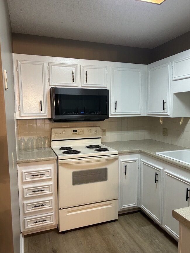 Building Photo - "Stylish 3-Bedroom First Floor Condo in Ke...