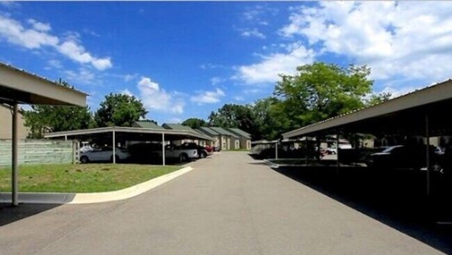 Building Photo - 7500 N Newburgh Rd