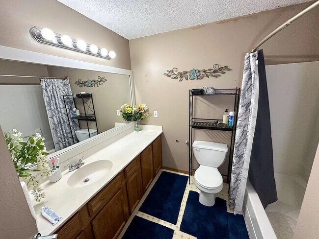 Building Photo - awesome 2 bedroom townhouse in blaine!