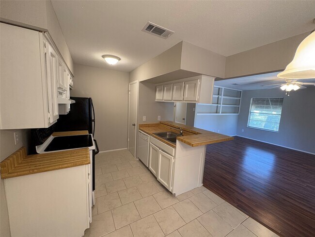 Building Photo - 312 S Poplar St